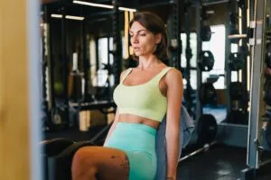 Chica ejercitando en un gimnasio sola Chica ejercitando en un gimnasio sola