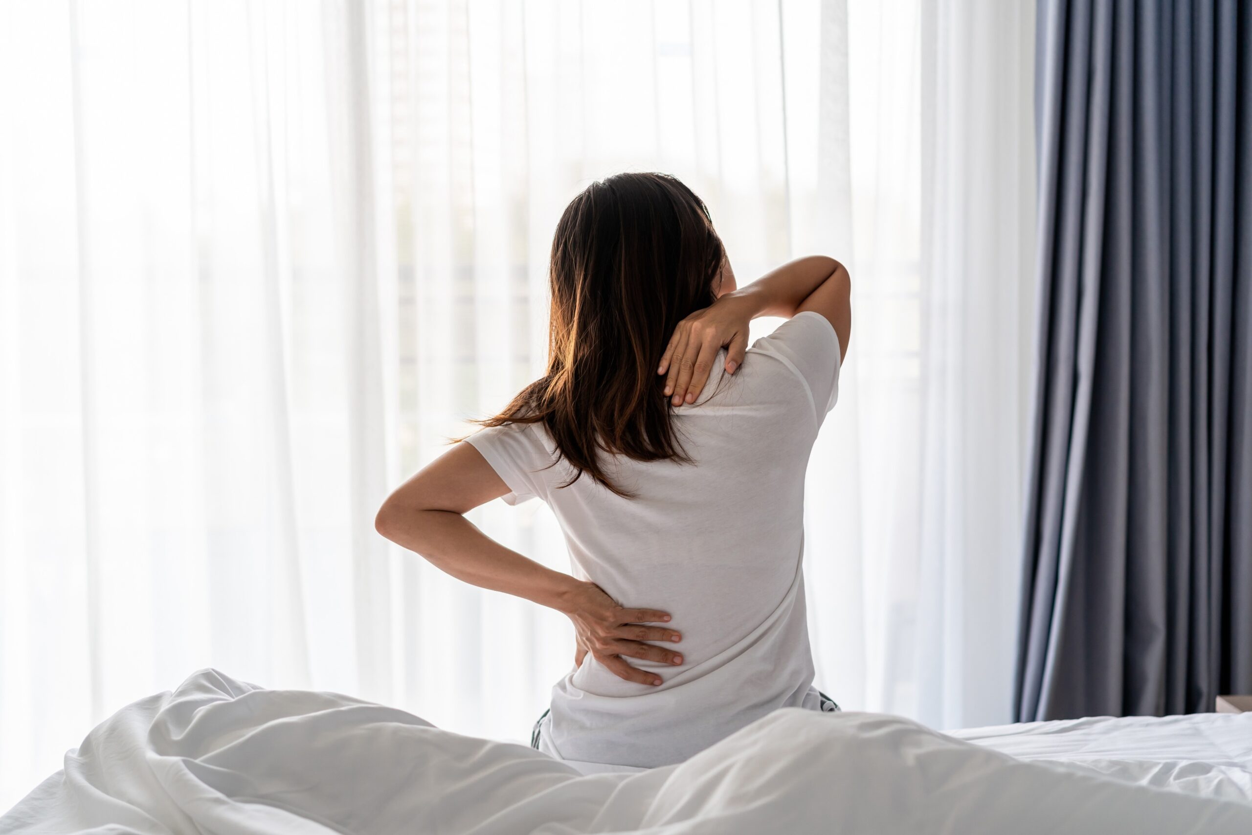 ¿Por qué me levanto con dolor? Causas de la rigidez matutina y cómo aliviarla